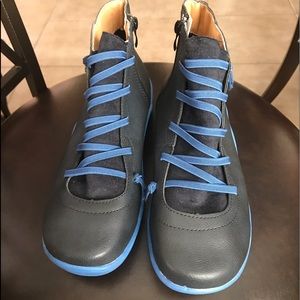 Ladie’s new blue two tone booties.  Never worn